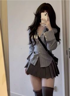 사진 촬영 포즈, Pleated Mini Skirt, Skirt Outfits, Striped Long Sleeve, Look Fashion