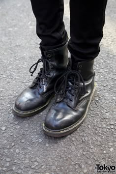 Harajuku Boots, Jeans And Dr Martens, Docs Boots, Doc Martens Black, Doc Martens Style, Black Leather Motorcycle Jacket, Jodhpur Boots, Vans Converse, Boots Vintage