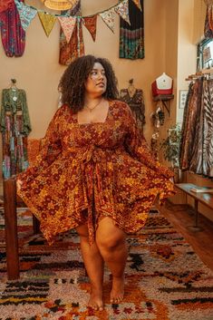 Curvy Clothes, 70s Inspired Dress, B Belly Outfits, Orange Hippie Festival Dress, 70’s Inspired Outfits Plus Size, Summer Date Outfit, Boho Professional Style, 70s Hippie Fashion, 70s Clothes