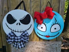 two paper plates decorated to look like the faces of jack and sally from the nightmare