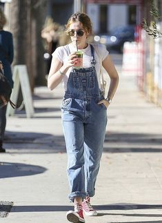 Zoey Deutch dons denim overalls to grab green smoothie #90s #overalls #90soveralls The 23-year-old actress likely spent Christmas in her mother Lea Thompson's Minnesota hometown Zoey Deutch Style, Women In Suspenders, Denim Overalls Outfit, Zoey Deutch, Overalls Outfit, Denim Jeans Fashion, Celebrity Street Style, Date Outfits, Green Smoothie