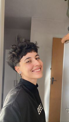 Low Fade Women, Low Fade Haircut Women, Low Fade Em V, Masc Hair, Fade Haircut Women, Non Binary Haircuts, Short Punk Hair, Edgars Haircut, Short Grunge Hair