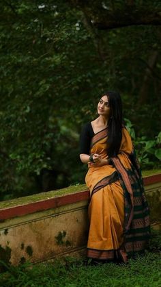 Traditional Saree Photoshoot Poses, Vintage Saree Photoshoot, Kerala Saree Photoshoot, Traditional Shoot, Gopi Dress, Traditional Photoshoot, Sarees Design, Human Pictures, Traditional Blouse Designs