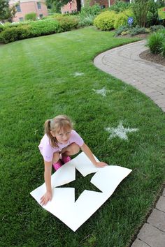 This is flour! What a cool idea for the 4th of July! Coast Guard Party Ideas, Lawn Stars, Princess Pinky Girl, Bored Kids, Halloween Fest, בר מצווה, July Crafts, 4th Of July Party, July Party