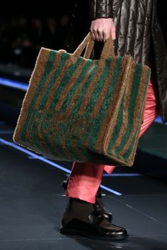 A look from the Fendi Fall/Winter 2017-18 runway show. Handmade Boots, Bags Online Shopping, Fur Bag, Wholesale Handbags, Hermes Handbags, Luxury Products, Luxury Collection, Shoulder Bag Black, Black Leather Bags