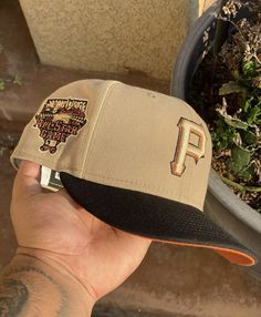 Custom New Era Hats, Ny Cap, Streetwear Caps, Custom Fitted Hats, Swag Hats, Streetwear Hats, Dope Hats, Hat Aesthetic, Burberry Outfit