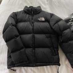 Black North Face Puffer Size : Small Very Warm & Stylish. Still Has Tags On! Northface Puffer Coat Men, Black The North Face Puffer Jacket With Pockets, Northface Retro Nuptse, Purple North Face Puffer, Black North Face Puffer, Green North Face, Northface Puffer, The North Face Puffer Jacket, The North Face 1996