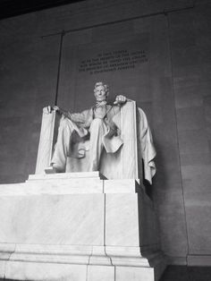 the lincoln memorial is shown in black and white