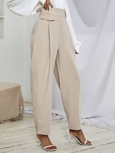 Woman Office, Carrot Pants, Collection Ideas, Trouser Outfit, Trendy Pants, Women Bottoms, Pants Women Fashion, Pant Trends, Womenswear Fashion