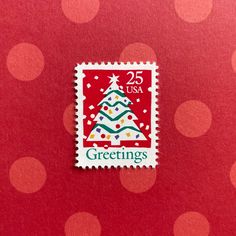 a postage stamp with a christmas tree on it's front and the date 25 usa