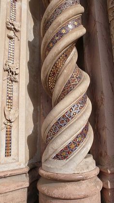 an intricately decorated column in the middle of a building