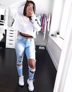 Simple Spring Outfits, Best Casual Outfits, Jeans Outfit Women, Ripped Mom Jeans, Outfit Jeans, Outfit Trends, Swag Outfits, Ladies Dress Design, Teen Fashion Outfits