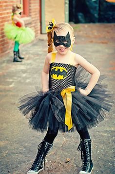 Batman girls superhero tutu dress and by SofiasCoutureDesigns, $59.00 Superhero Tutu Costumes, Batman Tutu, Batman Diy, Costume Carnaval, Batman Inspired, Baby Kostüm, Batman Costume, Batman Party