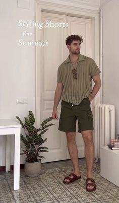 Discover the ultimate guide to men's shorts fashion in 2024! From timeless essentials to cutting-edge styles, explore our curated selection for every taste and occasion. Stay ahead of the trends and elevate your summer wardrobe with the perfect pair today! Best Shorts For Men, Beach Outfit Men, Best Shorts, Hawaii Outfits, Outfits Hombre, Stylish Men Casual, Perfect Summer Outfit