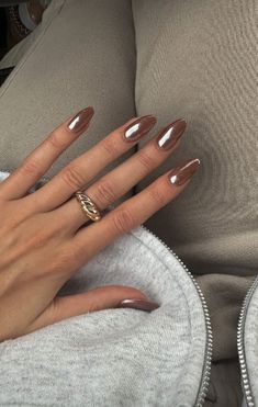 Fall Chrome Nails Almond, Fall Nails Chrome Brown, Cool Girl Fall Nails, Brown Nails Acrylic Chrome, Brown With Crome Nails, Mocha Nails With Chrome, Hailey Beiber Nails Brown, Brown Nails With Pearl Chrome, Fall Brown Chrome Nails