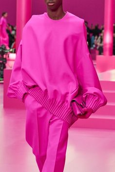 Valentino Fall 2022, 2023 Vogue, Looks Street Style, Fall 2022, Vogue Runway, Looks Vintage, Look Chic, Pink Fashion, Look Fashion