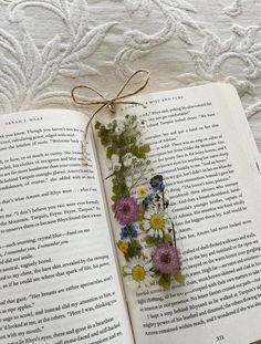 Handmade, aesthetic, spring mix wildflower pressed flower bookmarks to make your reading experience even more lovely. These laminated bookmarks are perfect to gift to a bookish friend, or keep for yourself! Minimal & elegant floral designs.  made with daisies, babies breath, forget me nots, chrysanthemum, and other beautiful spring flowers 💗 *PLEASE NOTE Placement of flowers/exact flower type may vary! My bookmarks are all unique :) I will not resend bookmark orders until a full month has passe Pressed Wildflowers, Flower Resin Bookmark, Pressed Flower Book Marks, Laminated Flower Bookmark, Pressed Flower Bookmark Laminated, Floral Resin Bookmark, Spring Mix, Custom Bookmarks, Spring Wildflowers