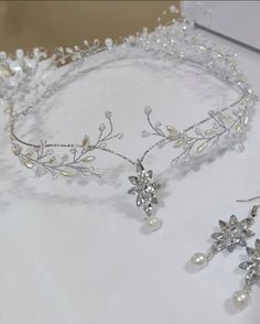 Pretty Indians, Tiara Diy, Bead Crown, Diy Tiara, Crowns And Tiaras, Statement Wedding Jewelry, Tiara Accessories, Couple Ring Design, Hair Acessories