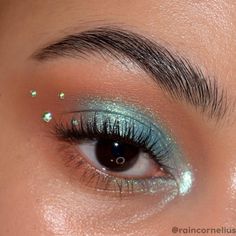 Make Up Looks For Party, Eye Crystal Ideas, Festival Makeup Inspiration, Euphoria Jewel Makeup, Euphoria Wedding Makeup, Make Up Ideas For Concert, Eye Makeup For Festivals, Seasonal Makeup Looks, Makeup For Coachella