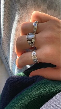 Chunky Silver Rings Grunge, Cool Rings For Women, Silver Hippie Jewelry, Grunge Rings, Rings On Hand, Hands With Rings, Internet Speed Test, Speed Test