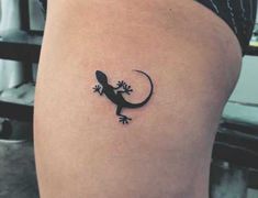 a small lizard tattoo on the thigh