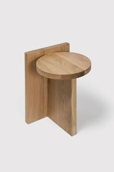 minimal side table Oak Side Table, Wooden Stool, Lounge Chair Design, Wood Stool, Wooden Stools, Oak Furniture, Small Tables, Wood Work, Oak Wood