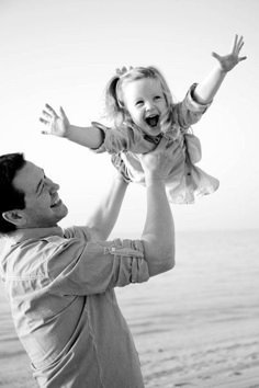 Father Daughter Poses, Father Daughter Photos, Daughter Photo Ideas, Father Daughter Photography, Nice Baby, Beach Night, Black Photo, Father And Daughter