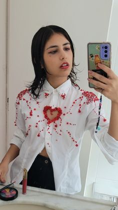 pessoa com camisa de botão branca, com um coração recortado na altura do segundo botão superior. na camisa  há miçangas vermelhas de diversos tamanhos, costuradas à roupa formando um desenho de coração. Missing Heart Shirt, Blood Embroidery, Shirt Reference, Corpse Bride Costume, Embroidery Hoop Art Diy, Shirt Tutorial, Bride Costume, Embroidery Shirt, Heart Embroidery