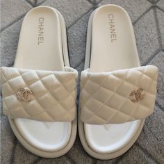 Almost Like New Luxury Leather Flip Flops For Beach, Elegant Round Toe Slides For Vacation, Luxury Leather Open Toe Flip Flops, Designer Cushioned Beach Sandals, Luxury Leather Summer Slippers, Luxury Slip-on Summer Slippers, Designer Open Toe Slides For Vacation, Designer Open Toe Slides For Beach, Designer Summer Sandals With Cushioned Footbed