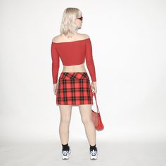 "Vintage 90s plaid mini skirt in red / black   Size on tag : 12, Approx. size : M, Length : 36 cm / 14\", Waist : 38 cm / 15\". Material :, Polyester, Lining : -.    Model Height : 170 cm / 5'6\"." Mini Rock, Plaid Mini Skirt, Vintage Skirt, Model Height, Vintage 90s, Mini Skirt, Womens Skirt, Black And Red, Mini Skirts