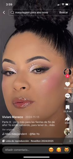 an image of a woman with makeup on her face and the caption in spanish