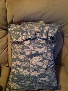 Military Quilts, Marine Boyfriend, Military Home Decor, Army Field Jacket, Military Crafts, Deployment Ideas, Military Decorations, Best Army, Military Deployment