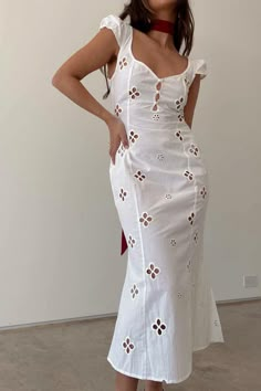 The perfect summer dress. 🤍 Midi Dress For Graduation, Sweetheart Neckline Dress Casual, Everyday Dresses Casual Summer, Cute Casual Dinner Outfits, Fancy Italian Dinner, White Midi Dress Outfit, Casual Dinner Dress, Sweetheart Midi Dress, Rain Outfit