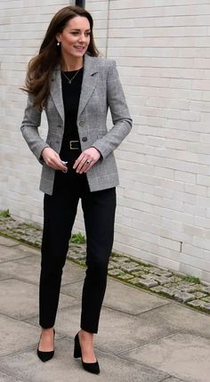 Workwear Chic, Stylish Winter Coats, Kate Middleton Outfits, Middleton Style, Kate Middleton Style, Elegante Casual, Classy Work Outfits