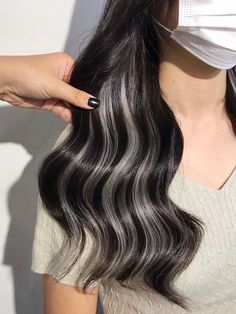 Black Hair With Blonde Highlights, Dark Black Hair, Silver Hair Highlights, Black Hair Balayage, Korean Hair Color, Hair With Highlights, Hair Color Options, Jet Black Hair, Black Hair With Highlights