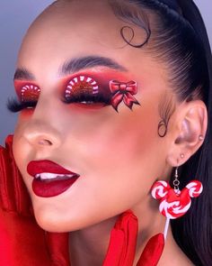 25 Creative Christmas Makeup Looks to Brighten Your Holidays | Pretty Sweet Printables Creative Christmas Makeup, Reindeer Makeup, Makeup Looks Winter, Christmas Makeup Looks, Christmas Makeup Simple, Christmas Party Makeup, Holloween Makeup