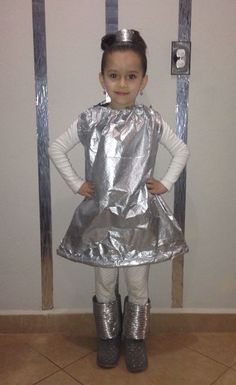 Futuristic Costume Diy, Kids Alien Costume, Futuristic Outfit Ideas, Alien Fancy Dress, Space Girl Costume, Diy Girls Costumes, Gay Halloween Costumes, Karneval Diy