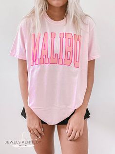 Malibu Comfort Colors Shirt - JEWELS KENNEDY DESIGNS Sport Style Outfits, Preppy Shirt, Outfit Streetwear, Streetwear 90s, Sports Style, Cute Preppy Outfits, Women Pink, Preppy Outfit, Comfort Colors Shirt