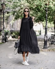 Minimalisticky Chic, Skirt With Sneakers, Skirts With Sneakers, Best Dress, Makeup Tricks, Women Makeup, Sunset Landscape, Summer Design, Fashion Tips For Women