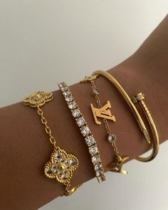 Gold Stack Bracelets, Bracelet Dior, Dream Purse, Bracelets With Charms, Gold Jewelry Aesthetic, 2025 Goals, Bracelet Aesthetic, Xoxo Jewelry, Luxury Bracelets