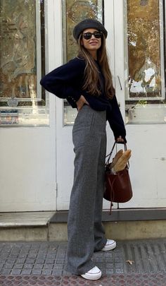 Gray Trousers Outfit Women, Grey Trousers Outfit Women, Marlene Hose, Sneaker Outfits, Look Formal, Europe Outfits, Stylish Work Attire, Fashion Mistakes