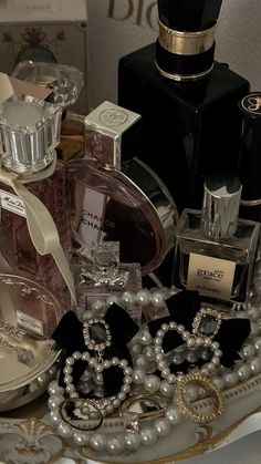 La Rive, Dark Feminine Aesthetic, Dark Feminine, Clipuri Video, Feminine Aesthetic, Old Money Aesthetic, Rich Girl, Red Aesthetic, Star Girl