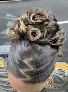 Hairdos For Curly Hair, Penteado Cabelo Curto, Hairstyle Inspo, Hair Stylist Life, Sleek Hairstyles, Baddie Hairstyles, Hair Inspo Color, Hairstyles For School, Curly Hairstyles