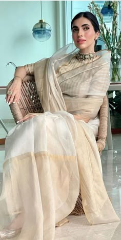 White Saree Blouse, Drape A Saree, Saree And Blouse Designs, Jaipur Wedding, Saree Drapes, Ethnic Saree, Draping Styles