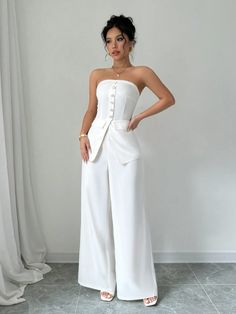 #conjunto #conjuntosfemininos #verao #look #moda #blazer #elegant #elegancia Cute White Outfits, White Suit Women, Convocation Outfit, Beach Wedding Suits, Women Suits Wedding, Pant Suits For Women, Wardrobe Upgrade, Prom Inspo, Sleeveless Blazer