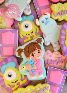 there are many decorated cookies that have been cut out to look like children's faces