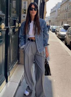 10 Chic French Spring Outfits To Wear All Season Long Spring Outfits Casual Chic, Looks Adidas, Jacket Outfit Women, New York Outfits, Mode Zara, Denim Jacket Outfit, Look Retro, City Outfits, Paris Fashion Week Street Style