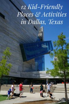 kids and adults walking in front of a building with text overlay that reads, 12 kid - friendly places & activities in dallas, texas