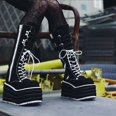 Not sure where to get these but they're so cool!! Goth Platforms, Platforms Shoes, Punk Women, Knight Boots, Rider Boots, Popular Boots, Punk Boots, Female Knight, Shoes Cheap