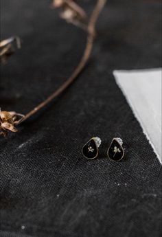 These tiny teardrop studs are made with brass frames and features a contrasting black background. The real preserved tiny Queen Anne's Lace flower is sealed with a clear top coat. This style is reminiscent of the vintage cameo pendants while also giving a modern and chic feel. Queen Anne's Lace is a symbol of sanctuary. Posts are high quality stainless steel. Materials are tarnish resistant. However, please see our care section for info on keeping your piece lovely for years to come. All materia Delicate Teardrop Flower Earrings For Pierced Ears, Delicate Teardrop Flower Earrings, Teardrop Earrings As Gift, Gold Teardrop Flower Earrings, Teardrop Black Enamel Earrings For Gift, Black Enamel Teardrop Earrings For Gift, Mustard Seed Necklace, Queen Anne's Lace Flowers, Brass Frames